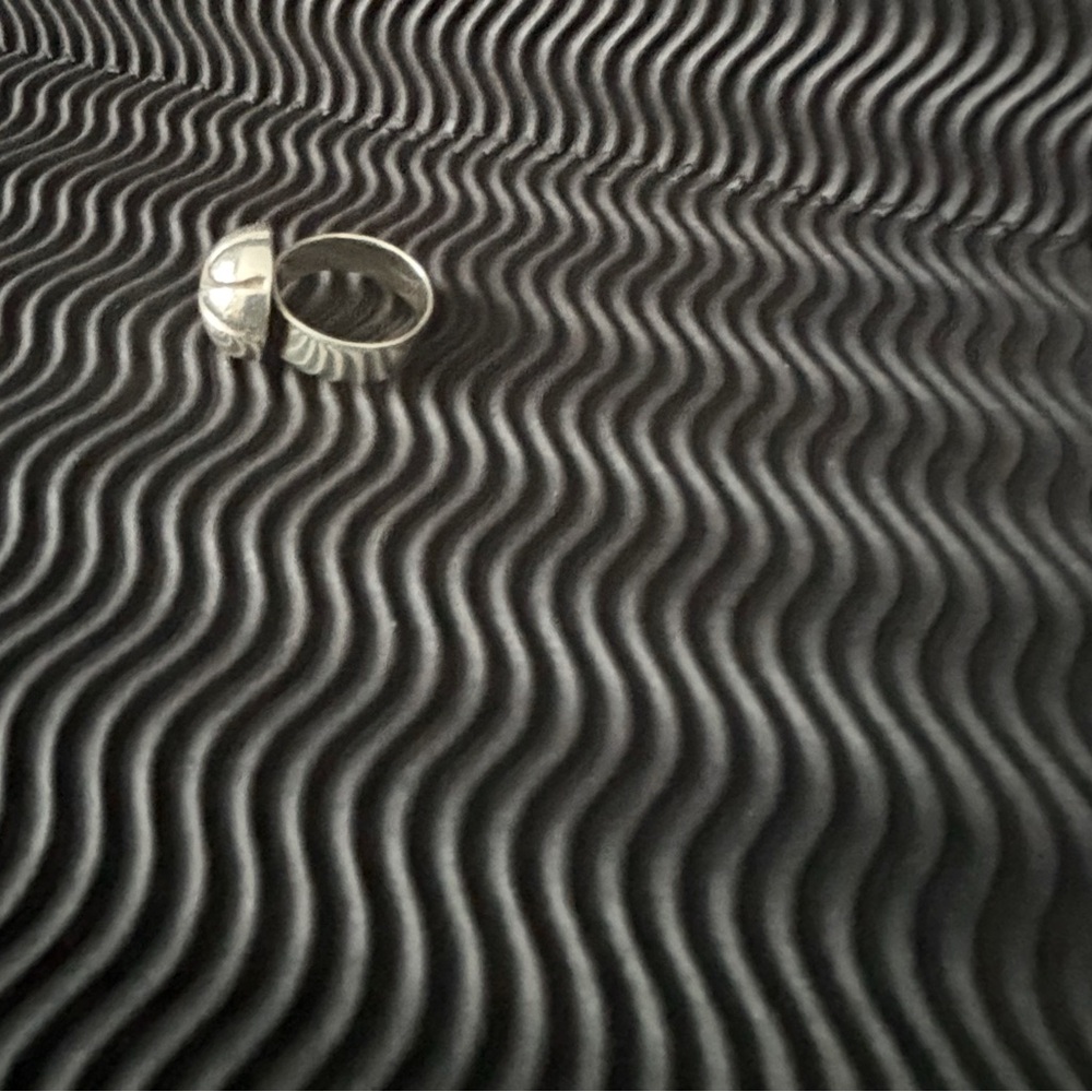 - Vintage 925 sterling silver ring size 8.5